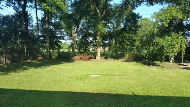 Building Photo - Lovely 3 Bedroom Home with Large Fenced in...