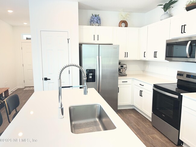 Building Photo - 656 Celtic dr