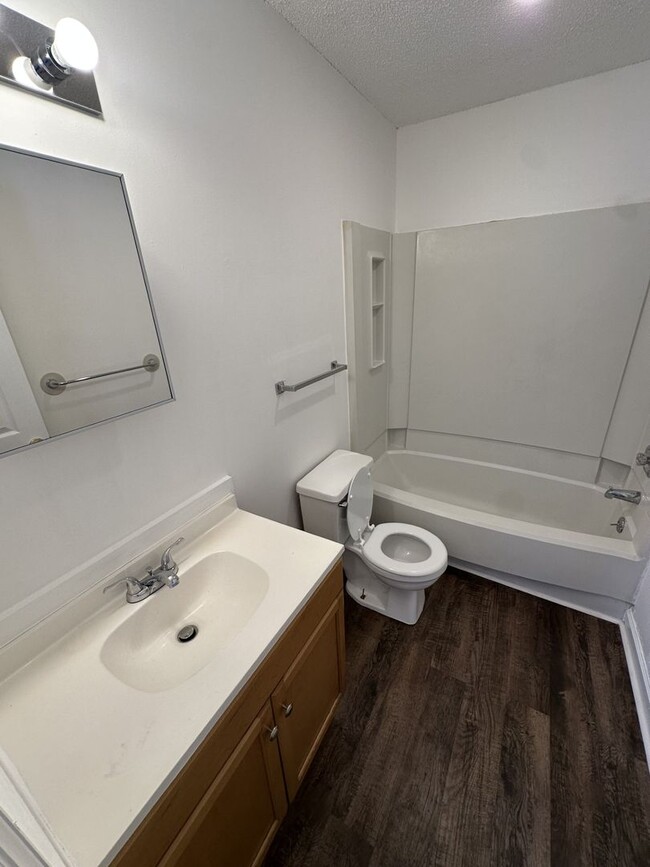 Building Photo - 2 Bedroom 2 Bathroom Condo!