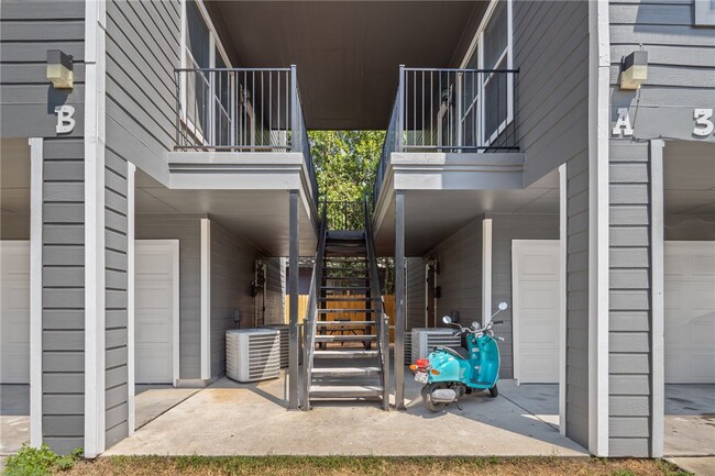 COVERED 2ND FLOOR OVER GARAGE ENTRYWAY - 3500 Duval St