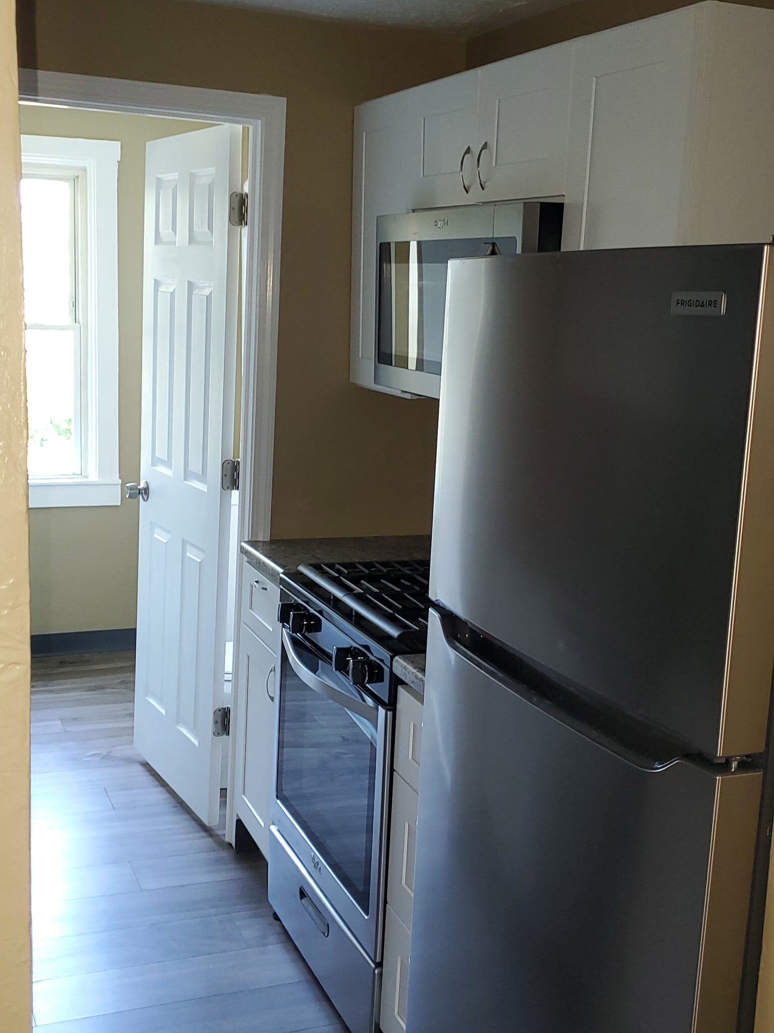 Kitchen - 2905 California Ave