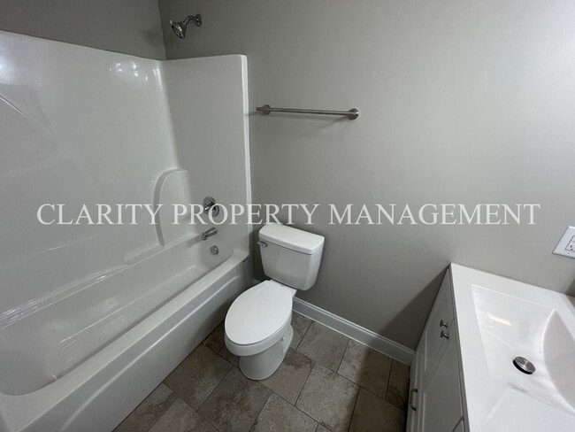 Building Photo - Modern townhome!