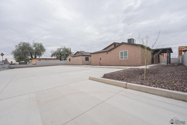 Building Photo - 1921 S Walnut Ave