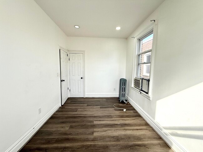 Building Photo - 275 Linden Ave