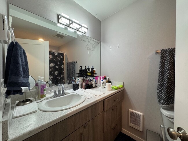 Building Photo - 6 Bed 5 Bath House Newer Updated Near Happy Valley, Fairhaven, WWU