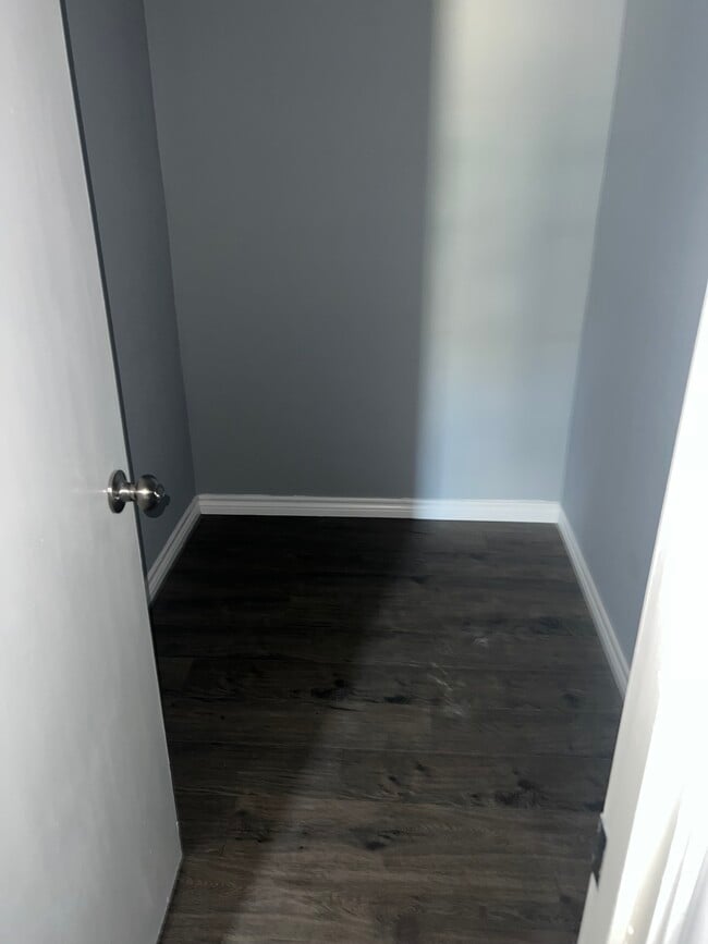 Building Photo - 509 E Kenedy Ave