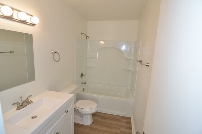 Building Photo - 1 Bedroom 2nd Floor Apartment