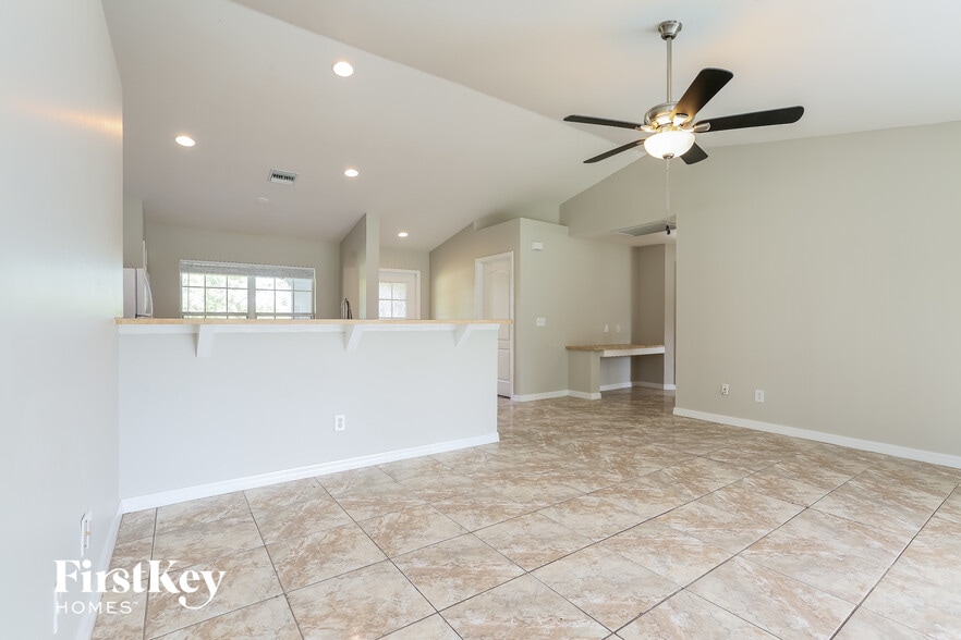 Building Photo - 538 Flamingo Ave S