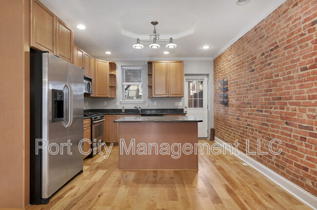 Building Photo - 131 S Bouldin St