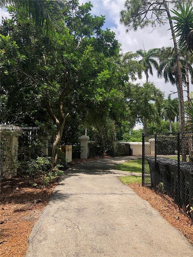 Building Photo - 5800 Coach House Cir