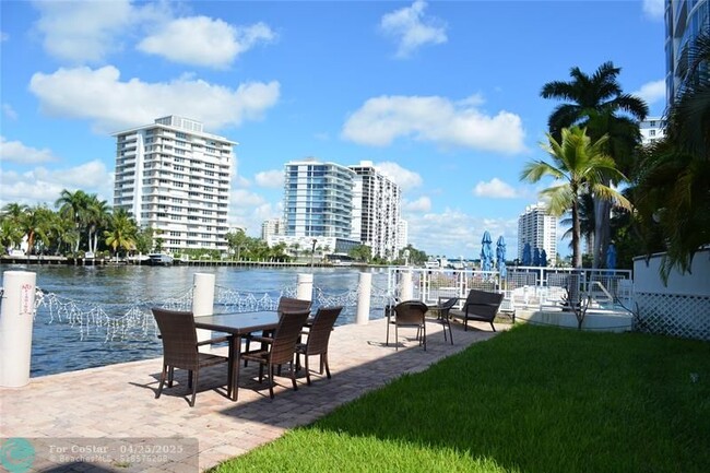 Building Photo - 711 Bayshore Dr