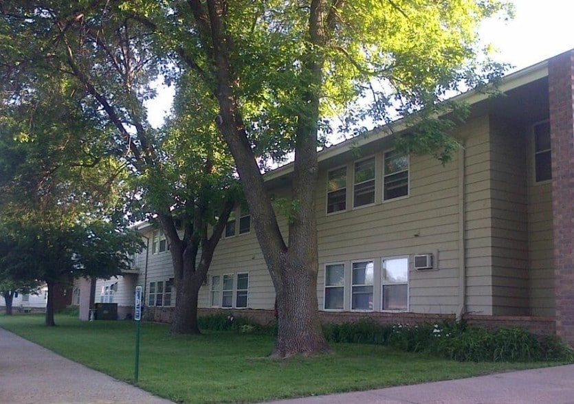 Quiet, Tree-Lined and Shaded Building - 530 Korb St