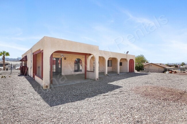 Building Photo - SPACIOUS 3 BEDROOM HOME