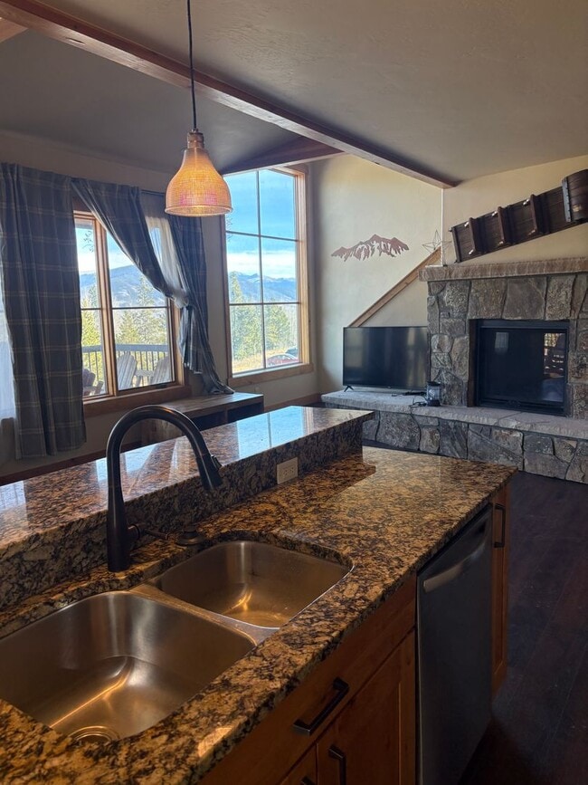 Building Photo - Beautiful Furnished Townhome with infared ...