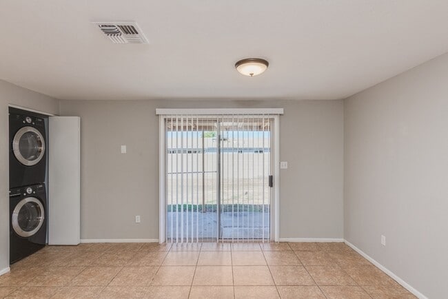 Building Photo - Spacious 4 Bed / 2 Bath Home in Phoenix – Move-In Ready!