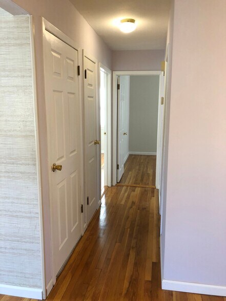 Building Photo - 9 Graywood Rd