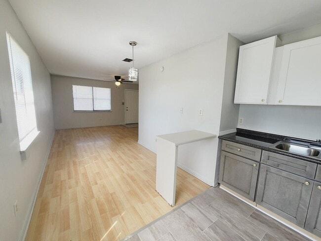 Building Photo - 306 White Dr