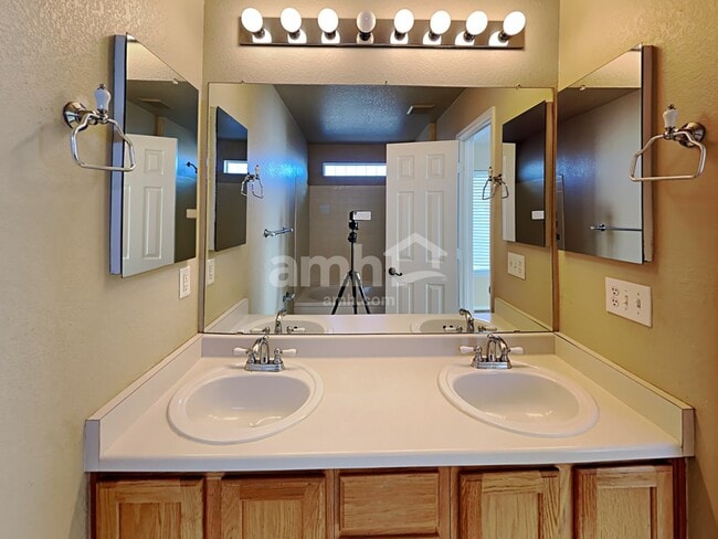 Building Photo - 4892 Waldenwood Dr