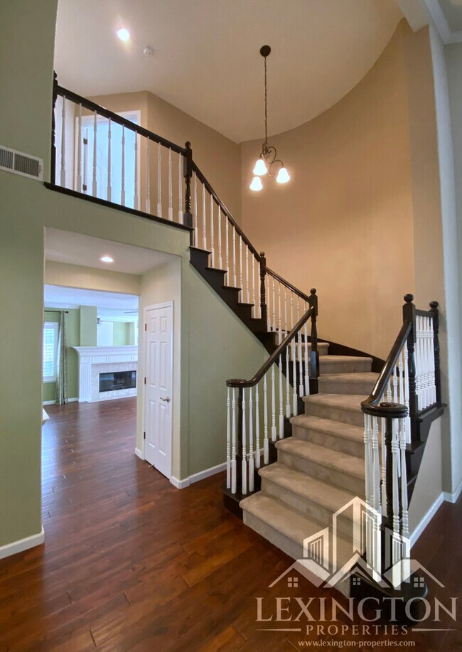 Building Photo - 6118 Cameo Dr