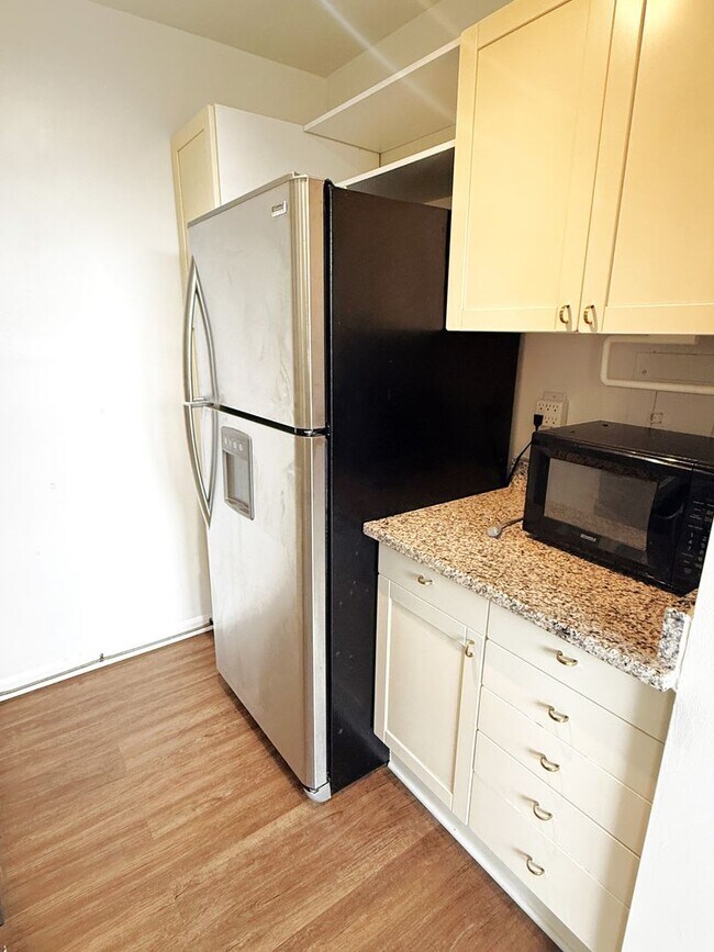 Building Photo - Ready for immediate move-in! 1 bed/1bath in Grosvenor.