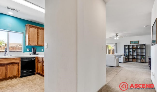 Building Photo - Charming 4 Bedroom Home!