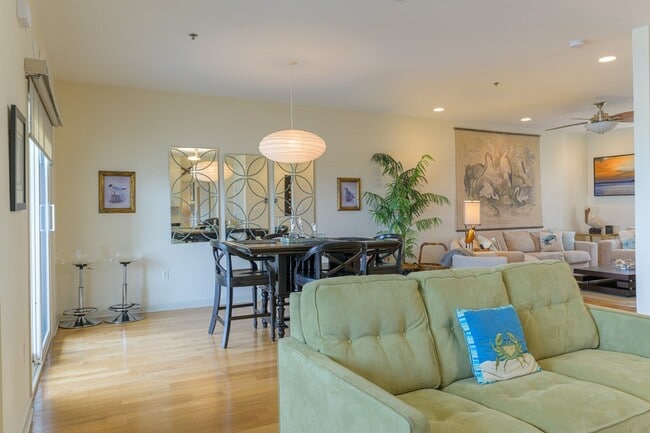 Building Photo - 100 Harbor St