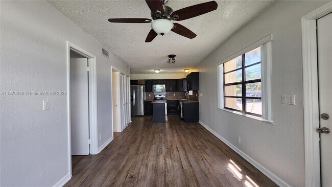 Building Photo - 513 S Ocean Dr
