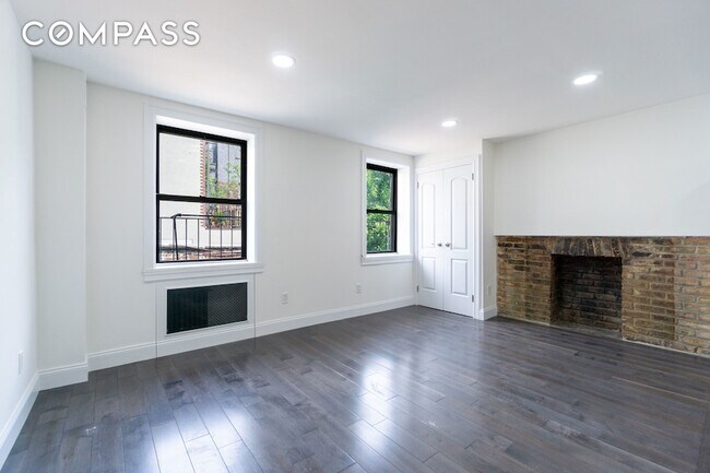 Building Photo - 400 E 9th St