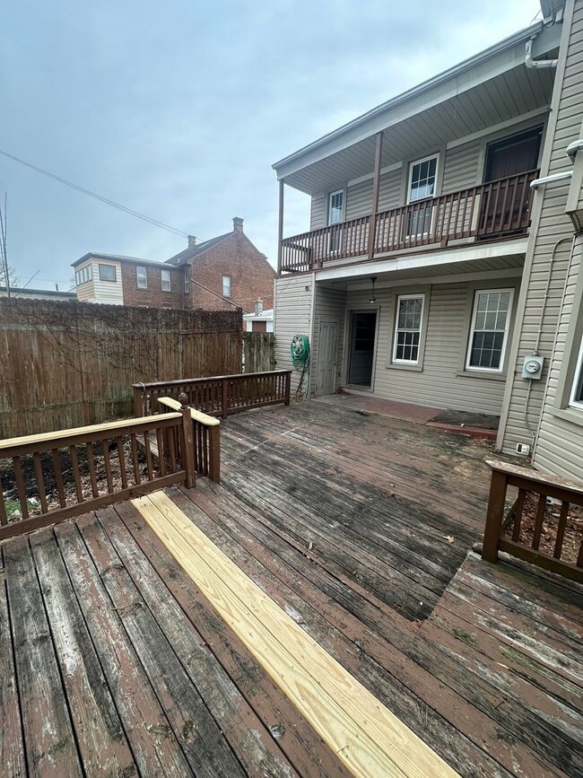 Building Photo - 218 S 6th St