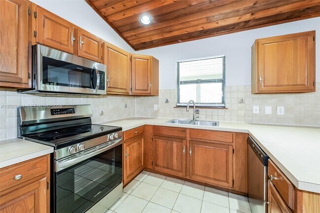 Building Photo - 878 Daffodil Dr