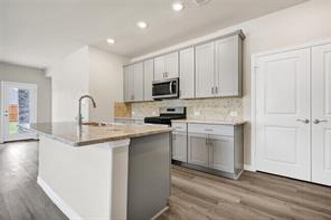 Building Photo - Spacious 3BR/2.5BA Home Near Parks, Dining & Community Pool