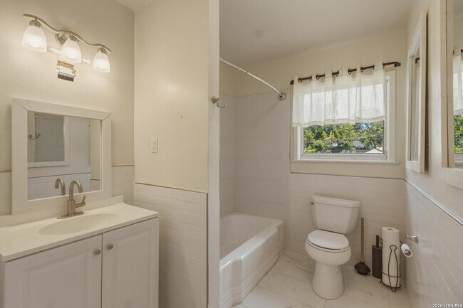 Building Photo - 207 Canyon Dr