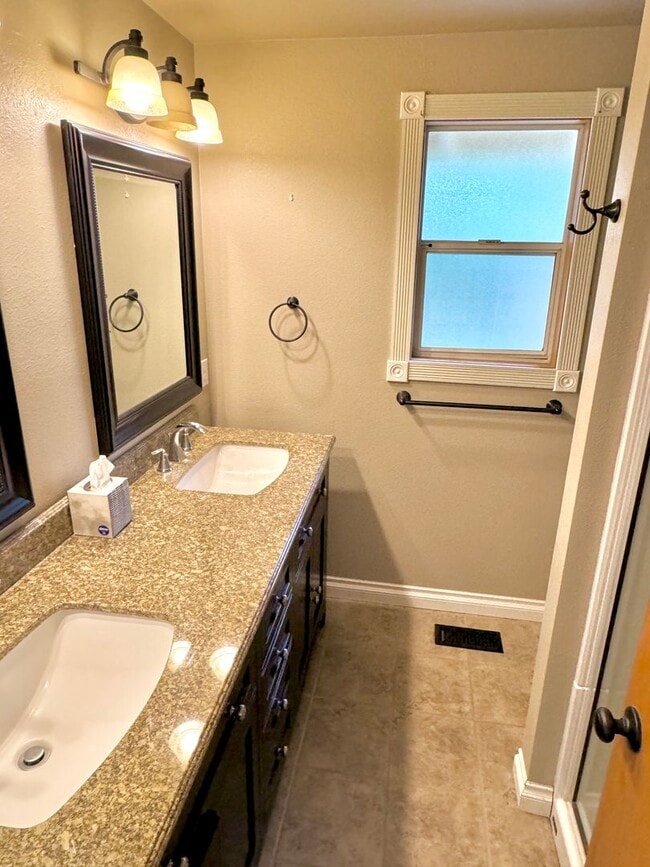 Building Photo - Linwood Neighborhood, Milwaukie Home on Quiet Cul-de-sac, 2 Car Garage, A/C, Huge Fenced Backyard