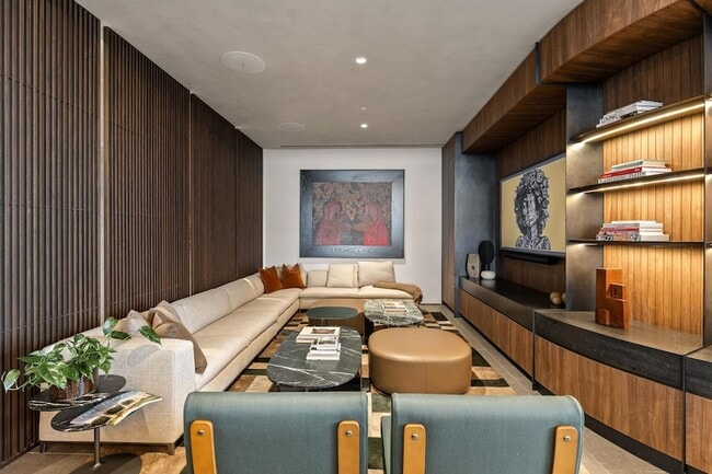 Building Photo - 610 Davis St