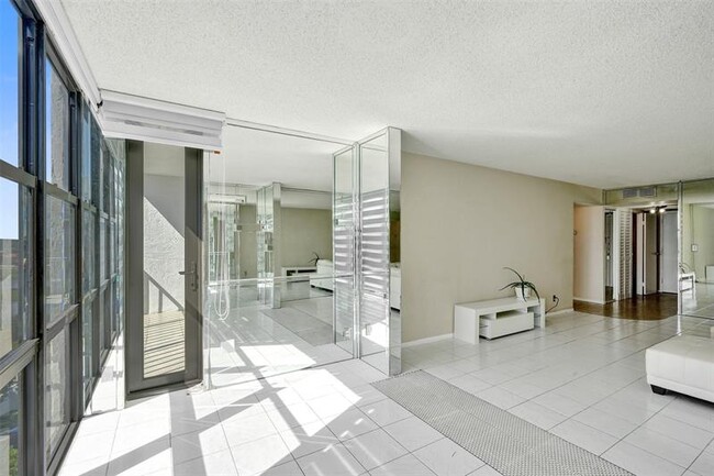 Building Photo - 1000 Parkview Dr