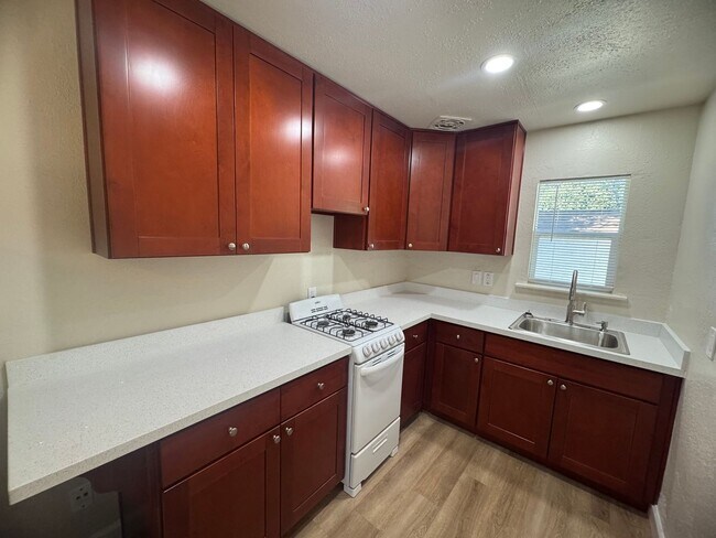 Building Photo - Remodeled Studio Near Sutter Park & Tower ...