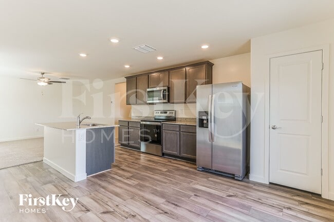 Building Photo - 1032 W 20th St