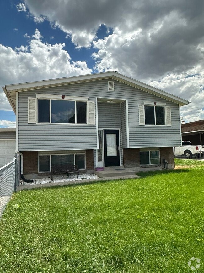 Building Photo - GORGEOUS Home!!!
