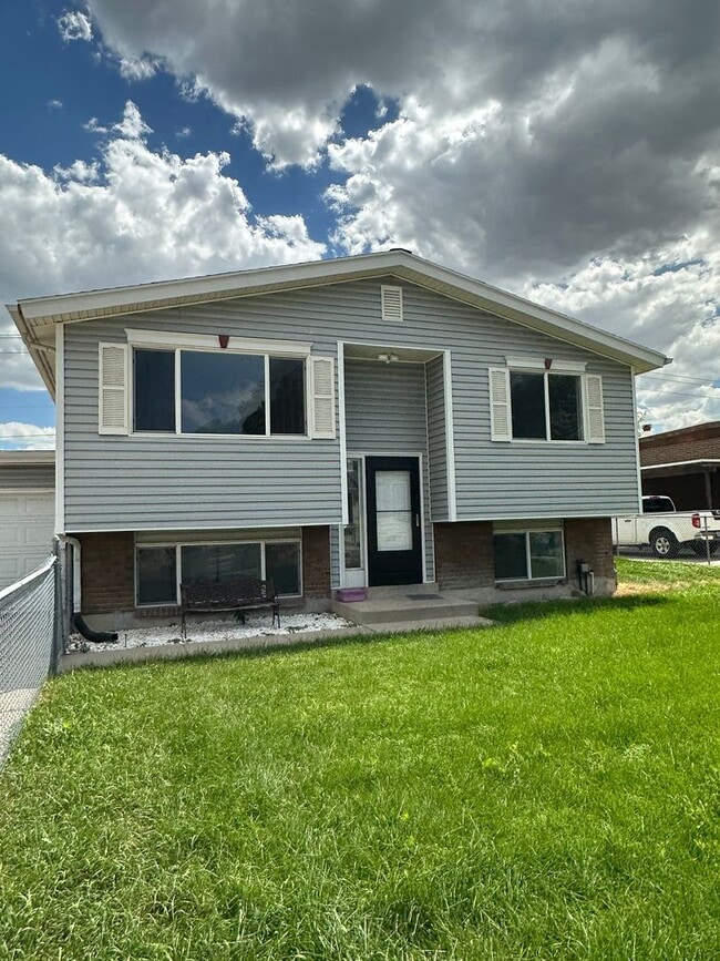 Building Photo - GORGEOUS Home!!!