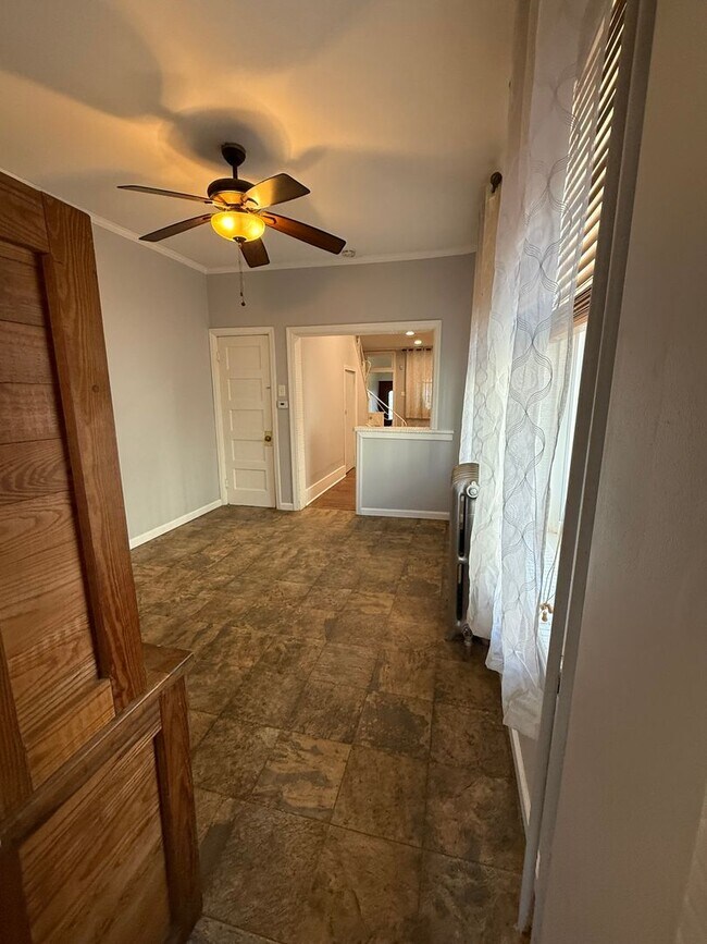 Building Photo - 3-Bedroom 1.5-Bathroom Home with Garage in...
