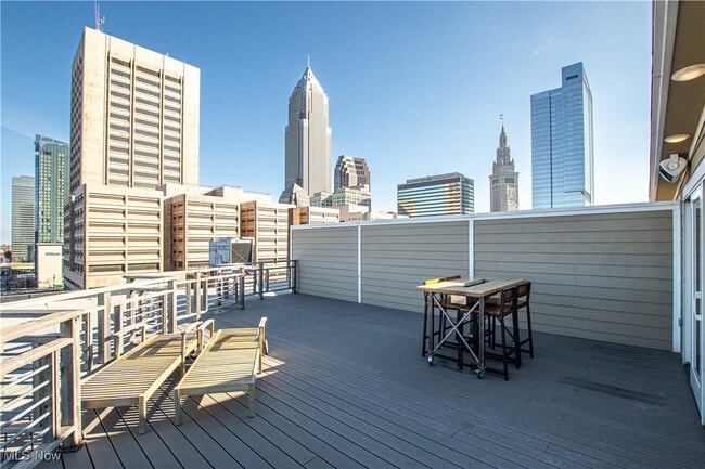 Building Photo - 425 W Lakeside Ave