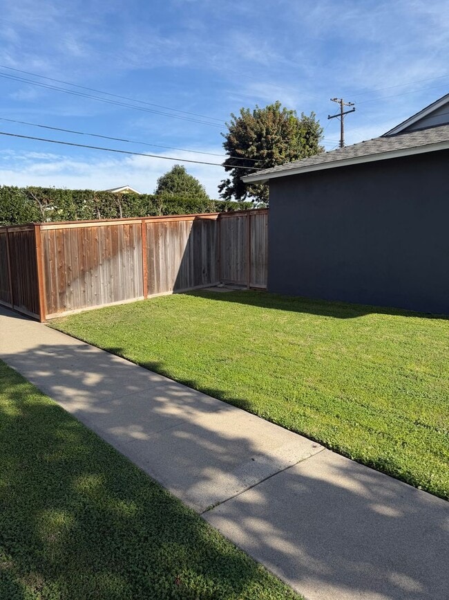 Building Photo - Fullerton Single Story Beauty