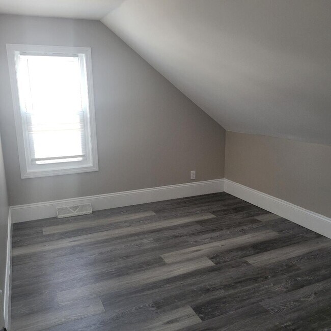 Building Photo - 133 Bath St