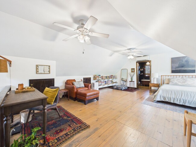 Building Photo - COMING SOON! Charming Cottage in the Center of Town