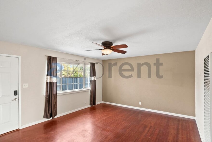 Building Photo - 28477 Coleridge Ave