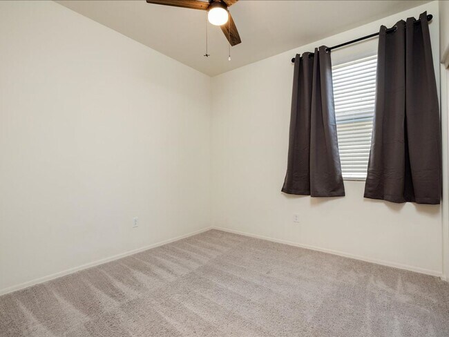 Building Photo - 3 Bedroom 2 Bathroom