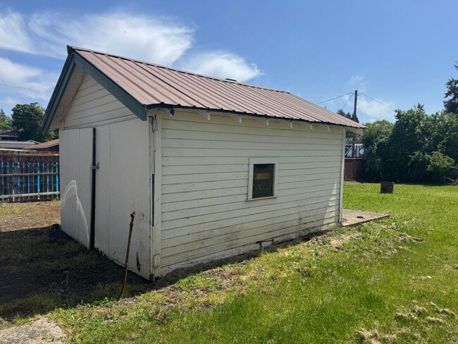 Building Photo - Quaint home in Hucrest