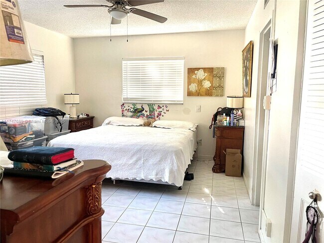 Building Photo - 1015 Country Club Dr