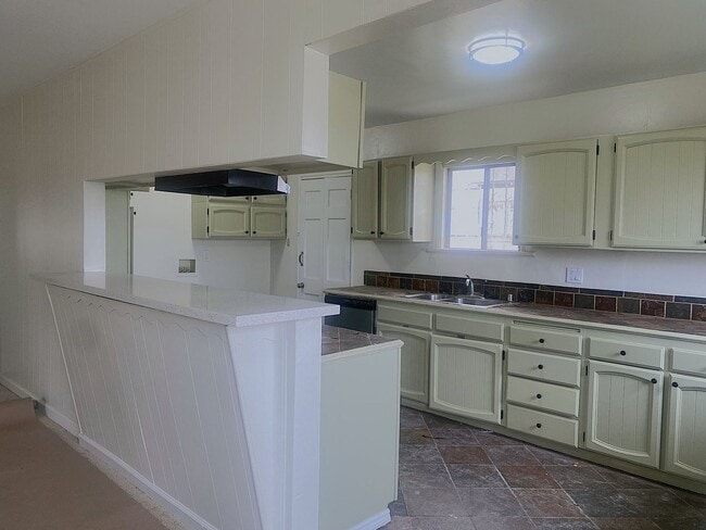 Building Photo - Charming 3 BR 2 BA Home in Compton with HU...