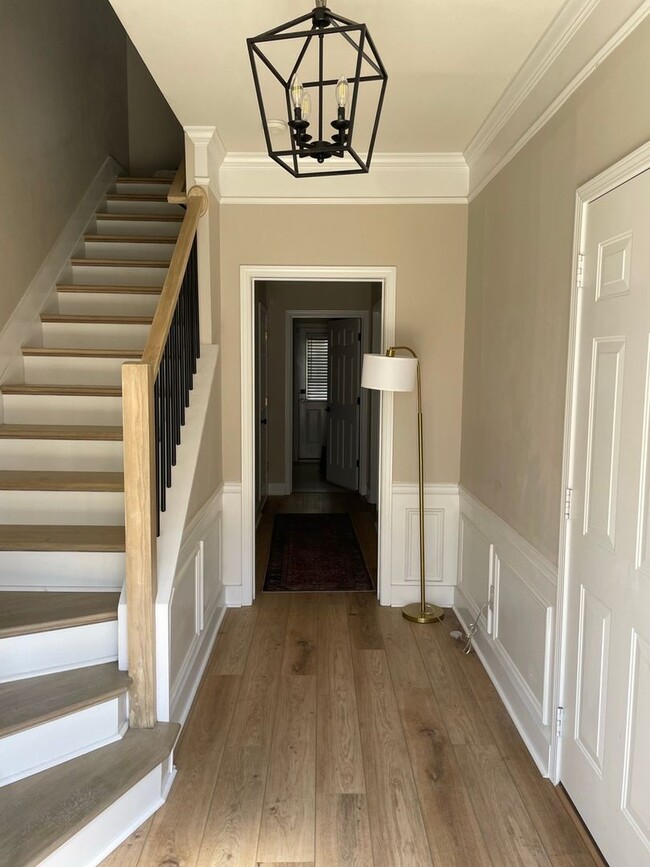 Building Photo - Charming 2-3 BR Townhome in South Park Cha...